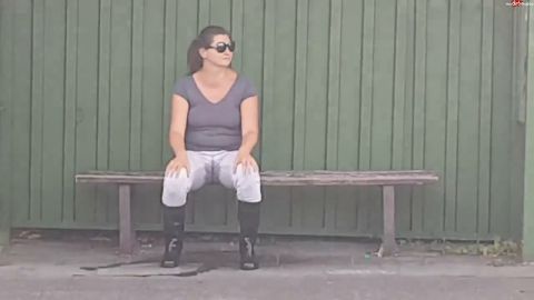 Luna-Light - Public Piss an der Haltestelle [HD 720P]