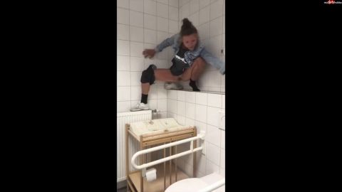 2kinky4you - MEGADREIST - Heftig im Supermarkt abgepisst [HD 720P]