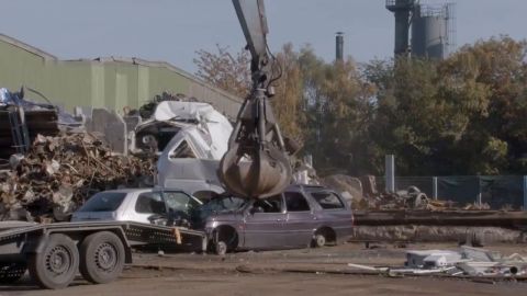 AnnyAurora - ConnyDachs fickt mich auf dem Schrottplatz [HD 720P]