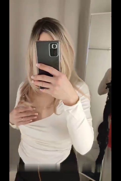 hot_GLORIA - Perfekte MILF Titten ausgepackt in der Umkleidekabine [SD 405P]