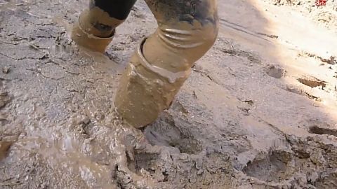 Shinylady2015 - Unglaublich - Versunken im Matsch Schlamm 2 Gummistiefel Babes kni... [HD 720P]