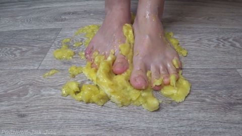 mirallise - Schätzchen mit schönen beinen, zerquetschen eine banane mit ihren füße... [FullHD 1080P]