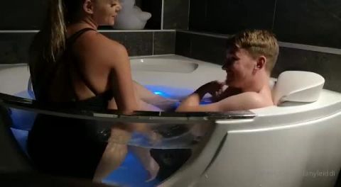 OnlyFans tiffanyleiddi-22-06-2020-456064827-Dans_le_jacuzzi__avec_un_fan_…