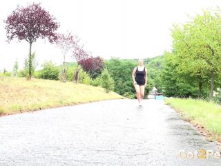 Splashing Pee [FullHD 1920P] - Screenshot 1