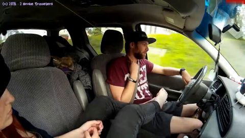 2BrokeTravelers - Footjob nach dem riechen meiner Sneaker und Füße [HD 720P]