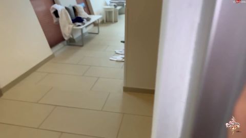 Jenny_Stella - Erwischt mit dem Saunaschlauch in der Fotze - XXL-Ladung ins Gesicht [FullHD 1080P]