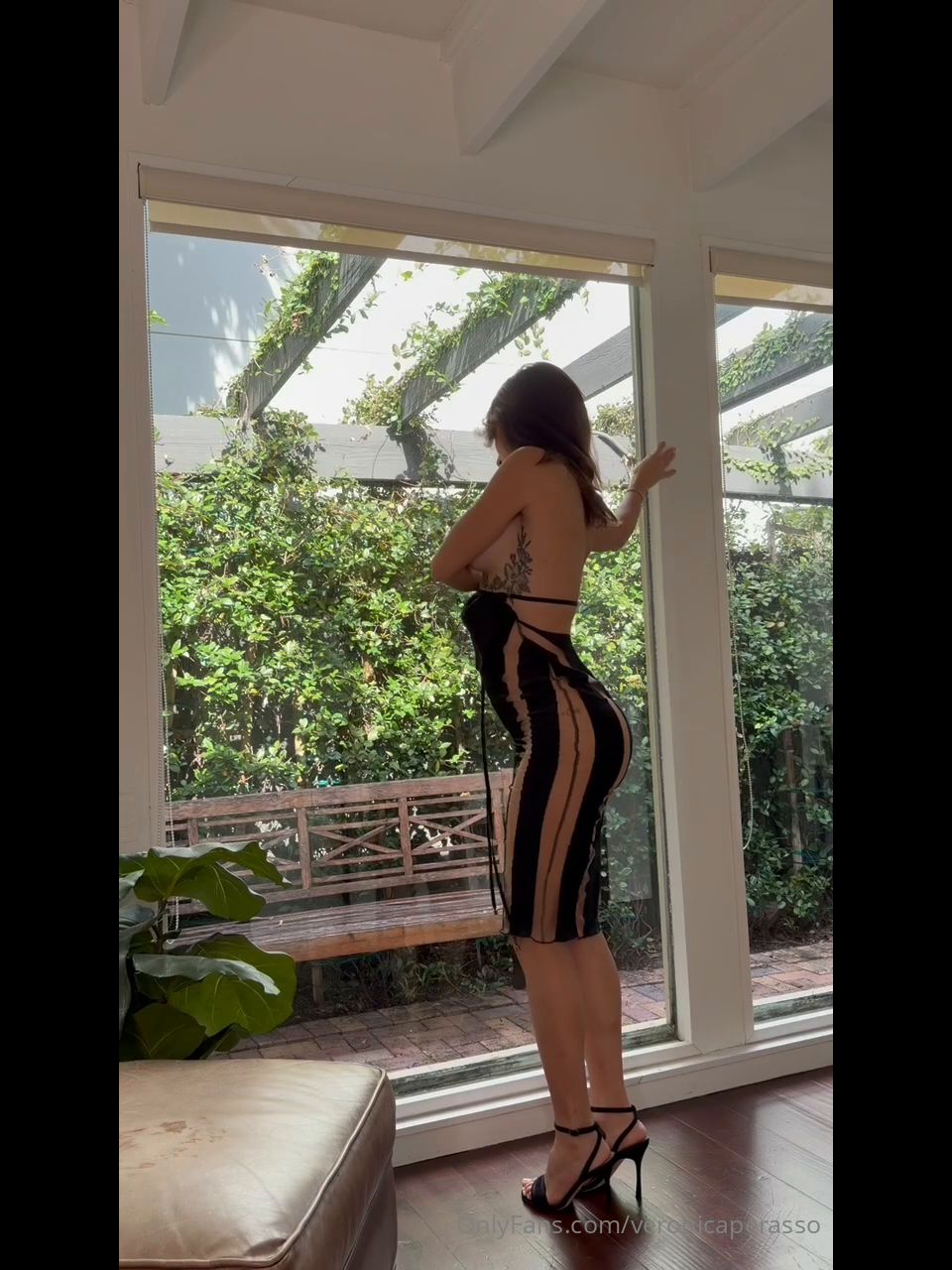 Veronica Perasso - Dress Striptease [HD 720P]