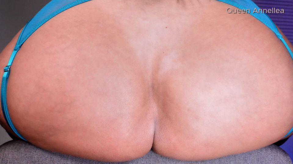 QueenAnnellea - Ass Sniffer [4K 2160P]