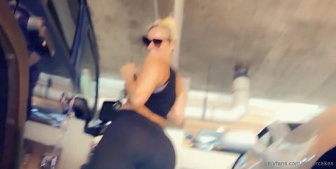 OnlyFans supercakes-04-06-2019-35678085-In_a_public_parking_garage_today_on_the_beach