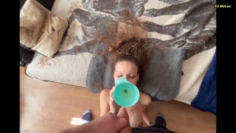 Zucker_Muschi - Userwunsch - Pisse eingetrichtert [HD 720P]