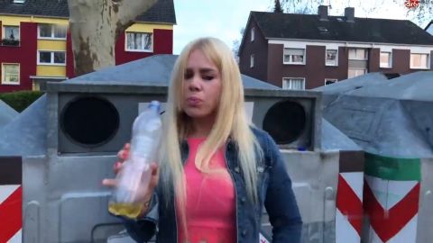 SteffiBlond - Im Wohnviertel am Flaschencontainer - Flaschenbepissung und einnässe... [HD 720P]