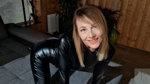 MissJolie109 - Glänzend, eng, unverschämt HEISS - Mein Latex-Spiel im Wohnzimmer!!! [HD 720P]