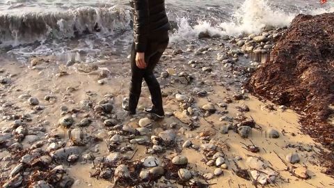 Shinylady2015 - Auf Malle In Lack wetlook Leggins Gummistiefel Daunenjacke am Stra... [HD 720P]