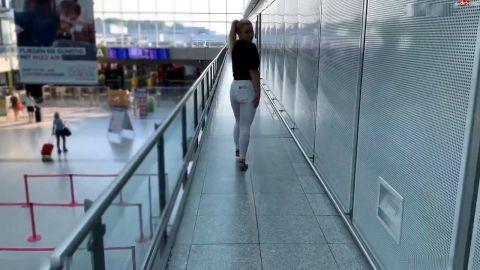 SteffiBlond - Vor Abflug am Flughafen öffentlich in die weiße Jeans genässt das tr... [HD 720P]