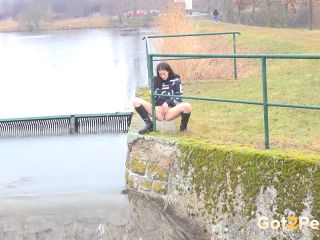 Canal Peeing [FullHD 1920P] - Screenshot 2