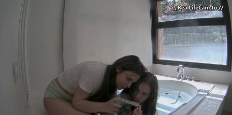 Reallifecam - Lunette And Alessa Make Onlyfans Content In Bathub 02.08.2025 [SD 604P]