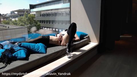 Sklavin_Yandrak - Vor dem Fenster - Mein geiler Auftrag - Sklavin Yandrak [FullHD 1080P]