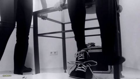 Deutsche_Dominaz - Rieche unsere strümpfe [HD 720P]