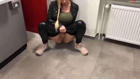 SteffiBlond - Öffentlich in die Bankfiliale gepisst - bis nach Hause schaffe ich e... [HD 720P]