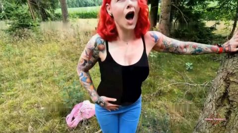 MinaKnight - Unterwegs in die Hose gepisst [HD 720P]