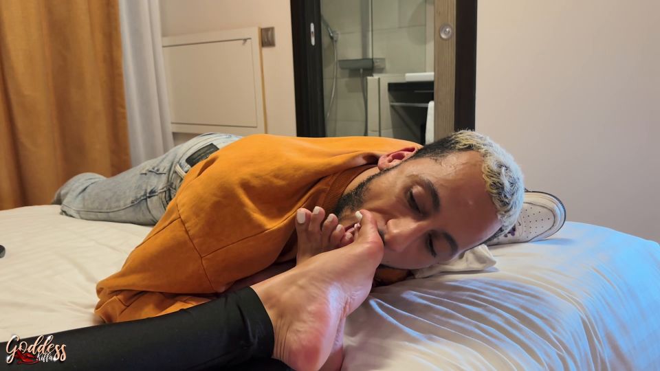 Kiffa Feet - Goddess Kiffa Lazy Fan Stinky Feet worship [FullHD 1080P]