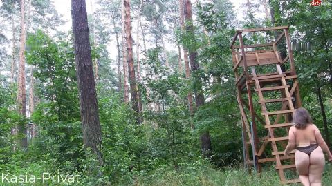 Kasia-Privat - Aufstieg auf den Hochsitz im Tanga [HD 720P]