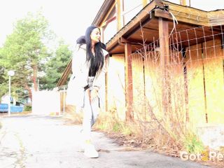 Squatting In Public [FullHD] - Screenshot 1