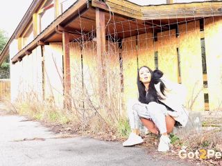 Squatting In Public [FullHD] - Screenshot 2