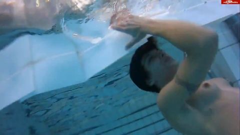 HornyRoxy - Nackt im Öffentlichen Schwimmbad Teil 2 [HD 720P]