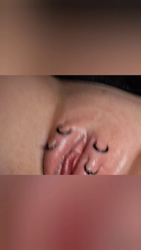 SklavinS_pervert - Sklavin pumpt ihre fotze, wГ¤hrend sie fГјr ihren meister fernsie... [FullHD 1080P]