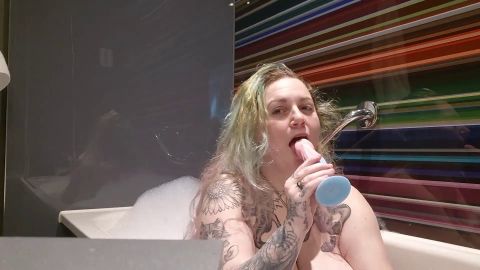 bambibeauty11 - Bambi putzt ihr Spielzeug [FullHD 1080P]