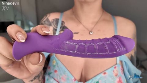 Ninadevil - Mein neues Spielzeug - Ich habe meinen neuen Dildo in meinem Badezimme... [HD 720P]
