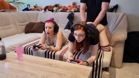 FinaFoxy - Dreist - Vom Stiefbruder gefickt während Nika am zocken ist [FullHD 1080P]