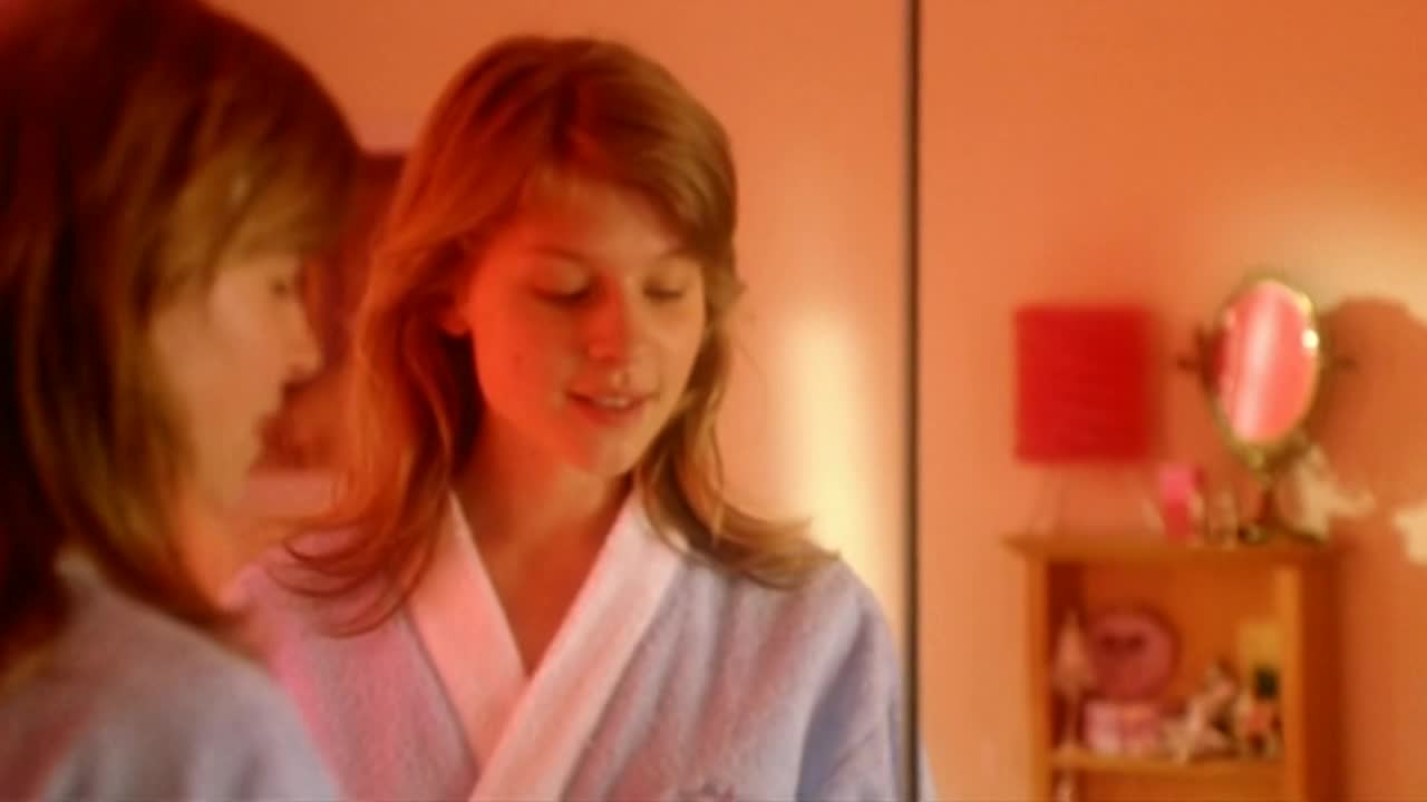 Naked Clémence Poésy in Jeanne captive < 