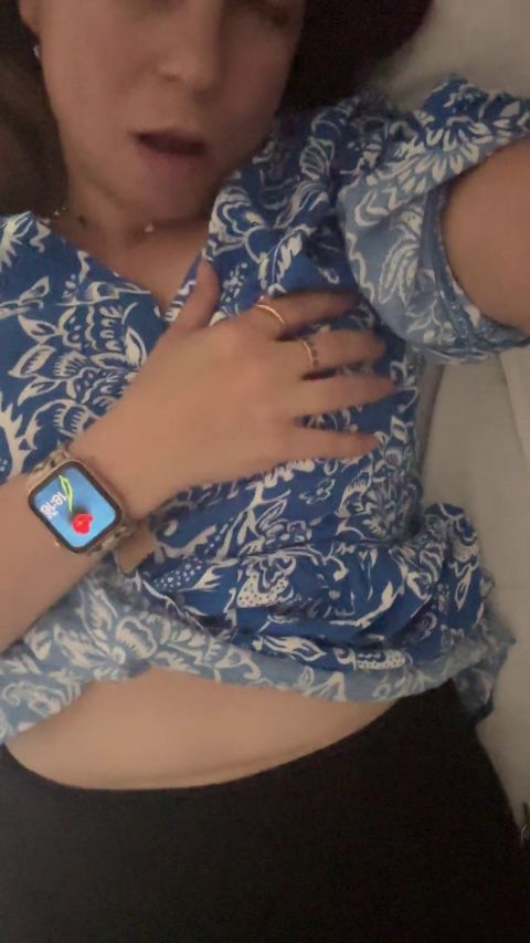 LarisaCum - Ich bin ganz nass, liegend im Zug und streichalle mich und berГјhre mei... [FullHD 1080P]