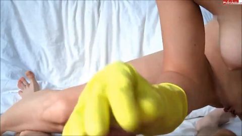 students4cash - Geile gelbe Gummihandschuhe [HD 720P]