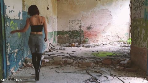 MissFlora - Stiefel, jeans & zerquetschendes necken in einem verlassenen gebГ¤ude [FullHD 1080P]