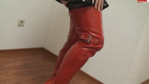 LadyMoniQe - Spritz mir auf meine Lack-Stiefel [HD 720P]