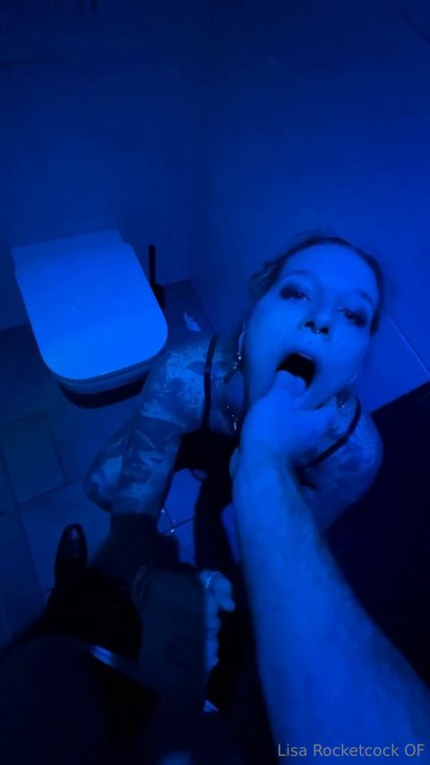 lisa_rocketcock - Backstage auf der Toilette bei einer Kinky Galore Party [FullHD 1080P]