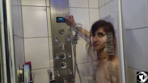 Viola-Wyldcat - Möchtest du mir mir Duschen gehen [HD 720P]