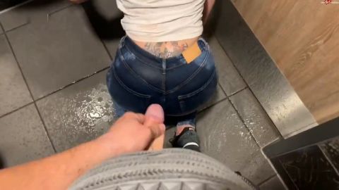 SteffiBlond - Im Fast Food Restaurant heftig vollgepisst - der nasse Walk aus dem ... [HD 720P]