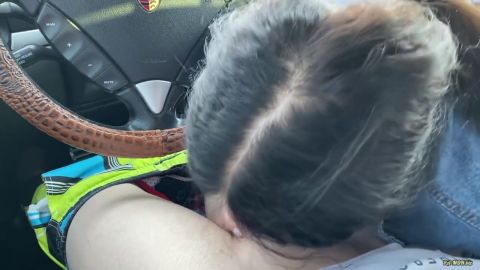 Erect_Dick - Zeigte ihr Gesicht - Blowjob im Porsche - Saugt Schwanz in der Öffent... [HD 720P]