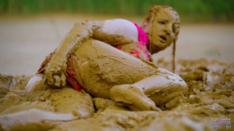 LyndraLynn - Orgasmus im schlammsee [FullHD 1080P]