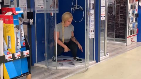 SteffiBlond - Public Baumarkt Duschen Piss - WOAH heftig war das riskant [FullHD 1080P]
