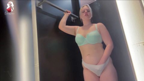 Emilynoir - Riskante Aktion - Mitten im Shoppingcenter gefingert [FullHD 1080P]