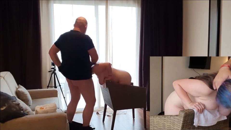 BDSM-Team - Im Urlaub habe ich meine Sklavin von hinten gefickt. Sie kniete auf ei... [FullHD 1080P]