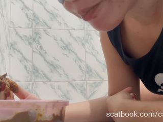 casalfist - Shitting and pissing in a pot [FullHD 1920P] - Screenshot 6