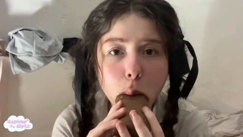 DaphneDietz - Mein ersten Blowjob-Versuche an einem Schokoladen-Weihnachtsmann mit 18 [HD 720P]