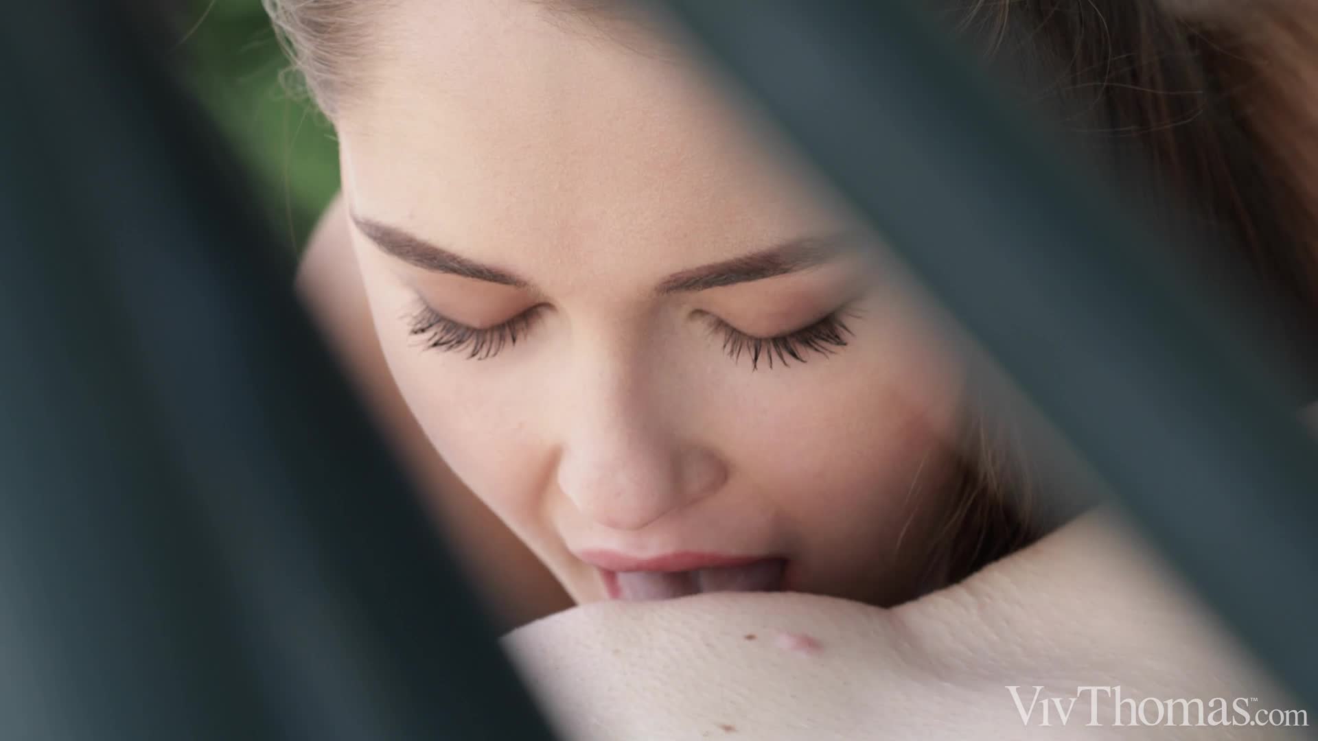 Preview for Vivthomassonyablazeandemeraldoceanfocusonme