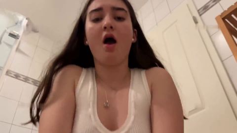 LeahSnuSnu - Fast erwischt - Auf der Hauparty heimlich im Bad gefickt [FullHD 1080P]